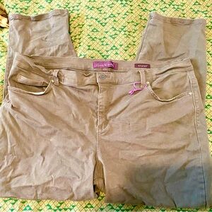 Gloria Vanderbilt grey jeans. Lots of stretch. Amanda style. Great condition.
